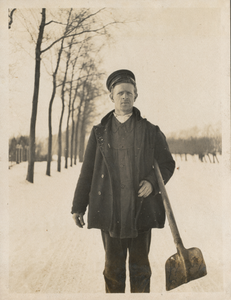 879316 Portret van een sneeuwruimer met schep op een onbekende ijsbaan te Utrecht.